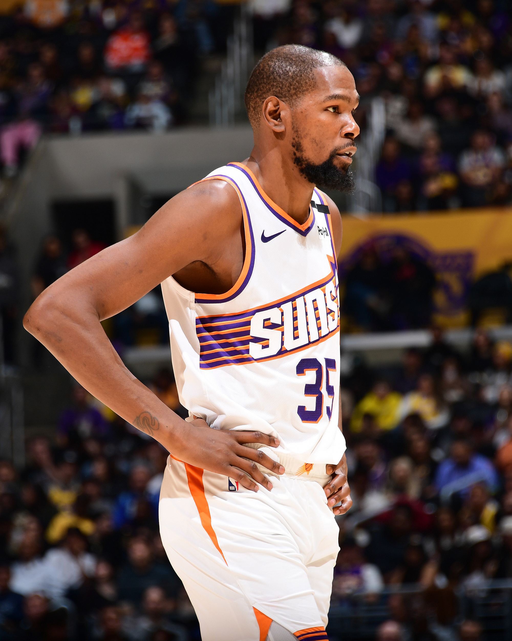 关于赛后NBA季后赛焦点战，瓦伦西亚主帅复盘，话题不断，临场指挥获称赞的信息雷速体育