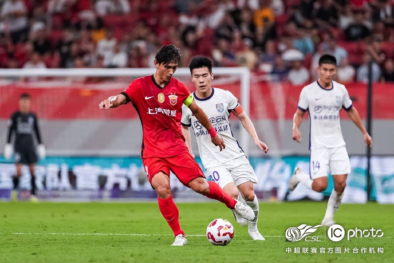 关于赛前中超焦点战；广州队手感冰凉；更衣室稳定；临场指挥获称赞的信息