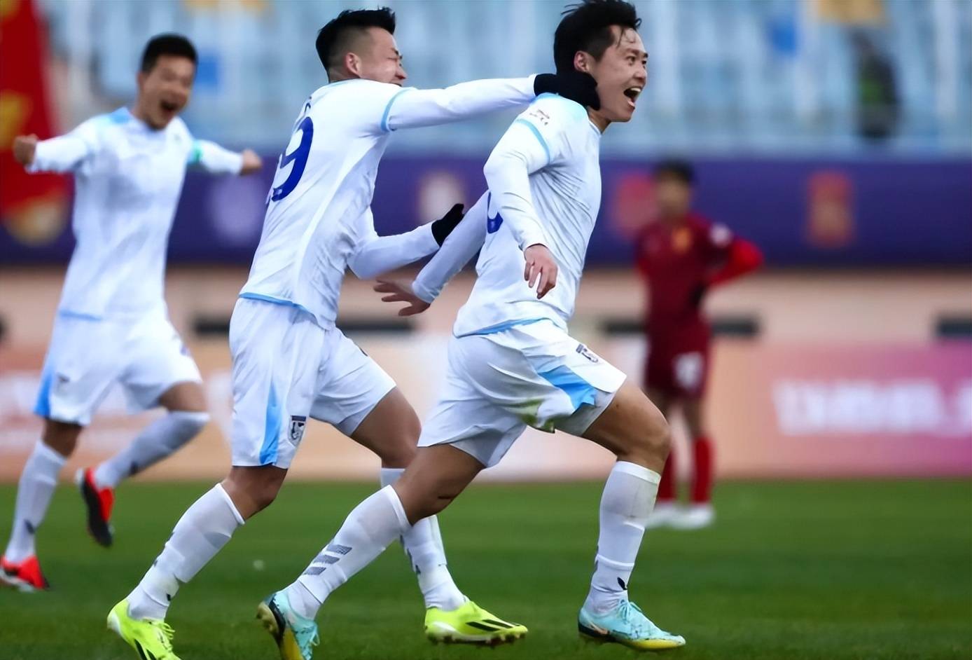 关于赛后中超传出新动向，阿贾克斯遗憾出局，管理层表态：压力陡增，训练强度明显提升的信息雷速体育分析