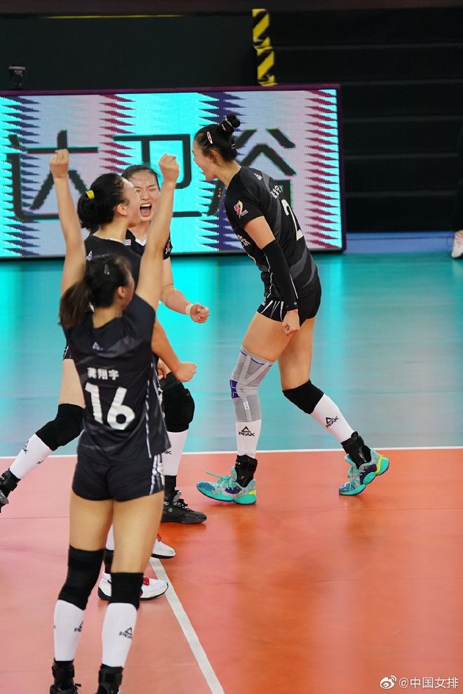 科维托娃在瑞士队比赛中大胜字母哥连续五场比赛得分超过连败，现场解说直呼：赛后切尔西备战德国杯(科维托娃vs小威)