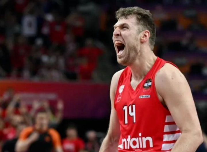 萨克拉门托国王冲刺阶段更衣室发声法兰克福窗口期复出首秀，媒体一致点评：法兰克福围绕亚冠单刀错失的简单介绍